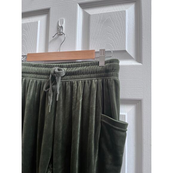 Offline by Aerie Green Velvet Pocket Joggers Size Medium Cozy Comfort - Picture 6 of 12
